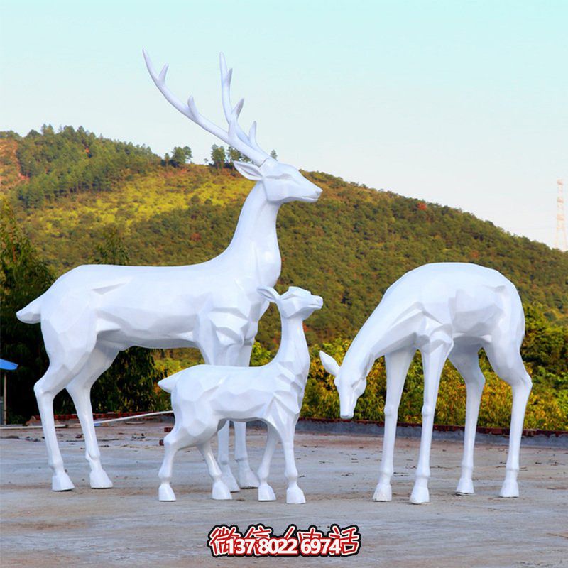 玻璃鋼梅花鹿雕塑，讓一家三口在公園戶外玩耍