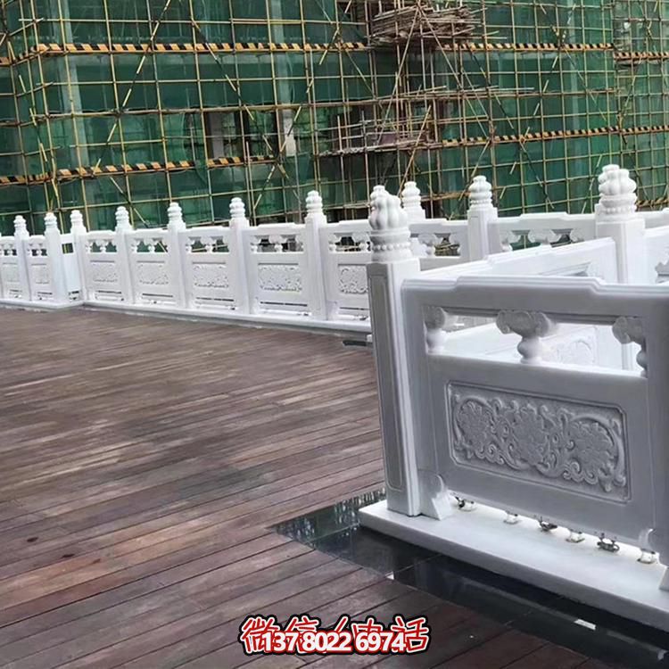 絢麗多彩的防護(hù)欄桿，為河道升旗臺(tái)打造夢(mèng)幻般的園林雕塑