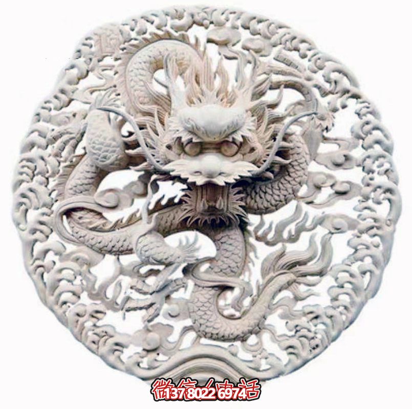 精美龍紋浮雕裝飾大門，點綴祠堂大門口