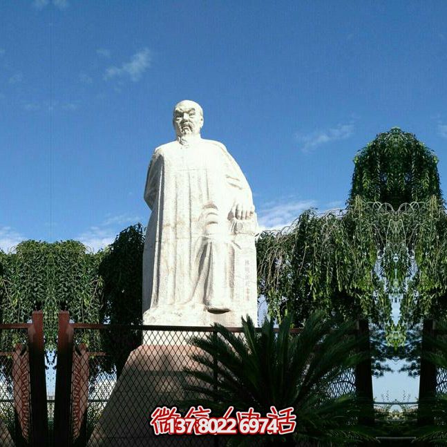 林則徐石雕塑，點綴校園廣場