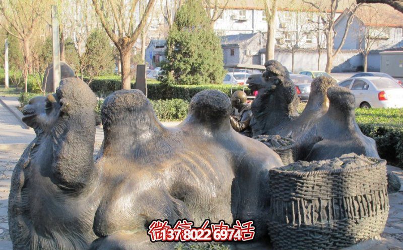 玻璃鋼駱駝雕塑，欣賞公園里歪頭看玻璃創意