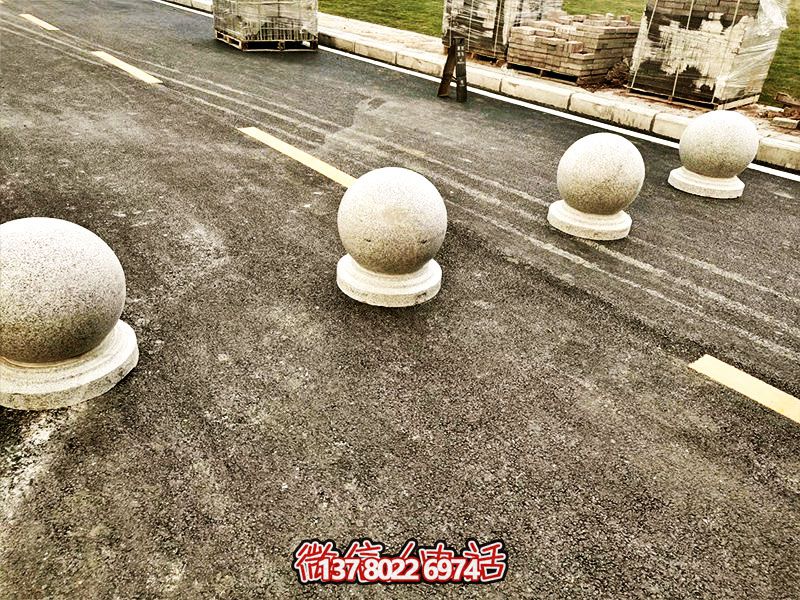 球形路障，為小學路邊擺放的安全隔離車