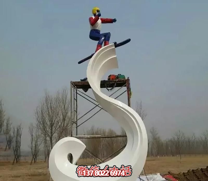 彩繪不銹鋼雕塑，把滑雪運動主題人物雕刻到廣場上